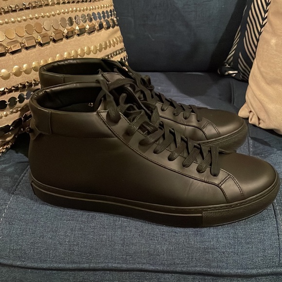 Slightly Used Shoes Great Condition size 43 - Picture 2 of 9